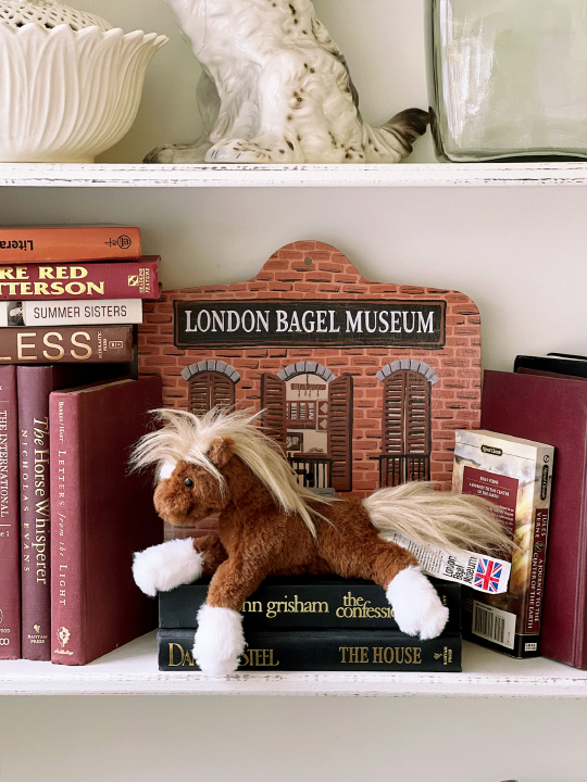 런던베이글뮤지엄이 크림을 통해 판매하는 한정판 키링 '베이비포그리'. 크림 제공